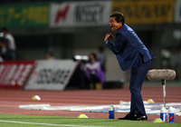 【ＹＮＣ 予選リーグ 第6節 甲府vs鳥栖】大声でチームに指示を出す佐久間監督（甲府）（2/5）