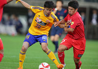 【ＹＮＣ 予選リーグ 第6節 仙台vs山形】激しく競り合う山本（仙台）と宮阪（山形）（2/5）