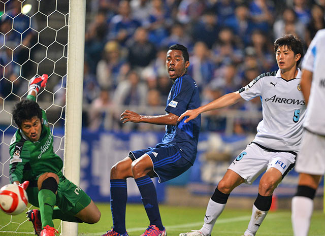 【ＹＮＣ 予選リーグ 第6節 横浜FMvs川崎Ｆ】70分にCKから同点ゴールを押し込んだファビオ（横浜FM）（2/5）