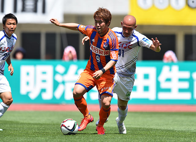 【明治安田Ｊ１ １ｓｔ 第14節 新潟vs甲府】土屋（甲府）のマークを受けながらボールをキープする山崎（新潟）（4/5）