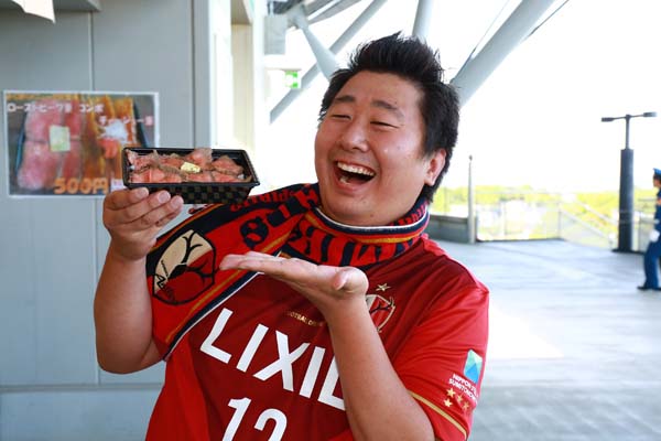【明治安田Ｊ１ １ｓｔ 第14節 鹿島vs松本】スタジアムグルメを楽しむフォーリンデブ橋本陽さん（4/15）