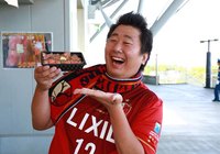 【明治安田Ｊ１ １ｓｔ 第14節 鹿島vs松本】スタジアムグルメを楽しむフォーリンデブ橋本陽さん（4/15）