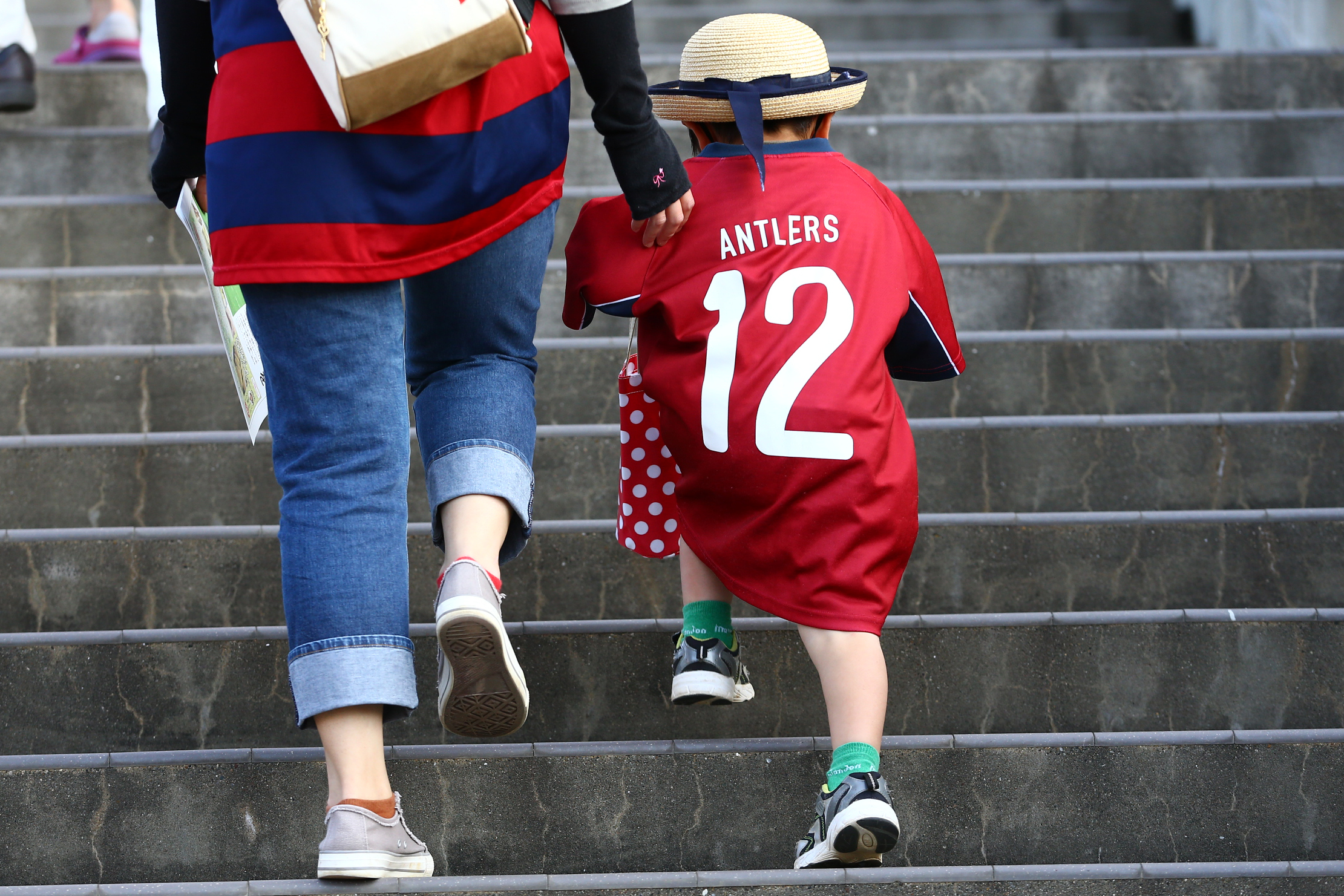 【明治安田Ｊ１ １ｓｔ 第14節 鹿島vs松本】鹿島のユニホームを着て県立カシマサッカースタジアムに向かうファン・サポーター（3/15）