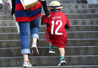 【明治安田Ｊ１ １ｓｔ 第14節 鹿島vs松本】鹿島のユニホームを着て県立カシマサッカースタジアムに向かうファン・サポーター（3/15）