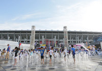 【明治安田Ｊ１ １ｓｔ 第14節 横浜FMvsＧ大阪】試合前の時間をスタジアム周辺で過ごすファン・サポーター（1/15）