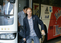 【明治安田Ｊ１ １ｓｔ 第14節 横浜FMvsＧ大阪】バスから降りる横浜FMのエリク モンバエルツ監督（2/15）