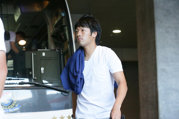 【明治安田Ｊ１ １ｓｔ 第14節 横浜FMvsＧ大阪】バスを降りて試合へと向かう伊藤　翔（横浜FM）（5/15）