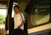 【明治安田Ｊ１ １ｓｔ 第14節 鹿島vs松本】バスから降りてくる松本の反町　康治監督（6/15）