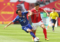 【明治安田Ｊ１ １ｓｔ 第14節 名古屋vs山形】高木（山形）をドリブルで振り切る永井（永井）（1/5）