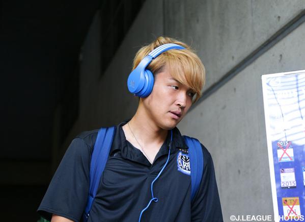 【明治安田Ｊ１ １ｓｔ 第14節 横浜FMvsＧ大阪】音楽を聞いて試合への集中力を高める宇佐美　貴史（Ｇ大阪）（7/15）