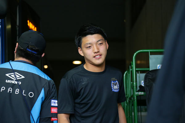 【明治安田Ｊ１ １ｓｔ 第14節 横浜FMvsＧ大阪】試合に向けて準備する堂安　律（Ｇ大阪）（9/15）