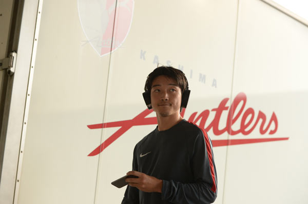 【明治安田Ｊ１ １ｓｔ 第14節 鹿島vs松本】試合前に音楽を聞いて集中する西　大伍（鹿島）（10/15）