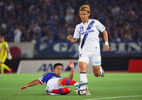 【明治安田Ｊ１ １ｓｔ 第14節 横浜FMvsＧ大阪】宇佐美（Ｇ大阪）にスライディングタックルを仕掛ける喜田（横浜FM）（11/15）