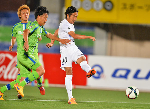 【明治安田Ｊ１ １ｓｔ 第14節 湘南vs広島】アグレッシブなプレーで湘南ゴールに迫った柴﨑（広島）（2/5）