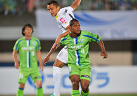 【明治安田Ｊ１ １ｓｔ 第14節 湘南vs広島】ドウグラス（広島）と丁々発止の戦いを繰り広げたアンドレ バイア（湘南）（1/5）