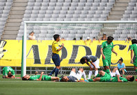 【明治安田Ｊ２ 第16節 東京Ⅴvs栃木】激しい攻め合いとなり、終了のホイッスルが鳴ると同時にピッチに倒れこむ選手たち（3/3）