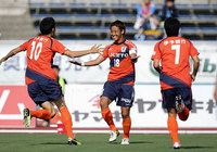 【明治安田Ｊ２ 第16節 愛媛vs横浜FC】2試合連続となる豪快な先制ゴールを決めた西田（愛媛）（1/3）