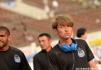 【明治安田Ｊ１ １ｓｔ 第10節 Ｇ大阪vs鹿島】会場入りする宇佐美（Ｇ大阪）。その表情には自信が満ち溢れる（1/10）