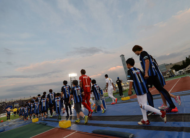 【明治安田Ｊ１ １ｓｔ 第10節 Ｇ大阪vs鹿島】ピッチに入場するピッチ両チームの選手たち（2/10）