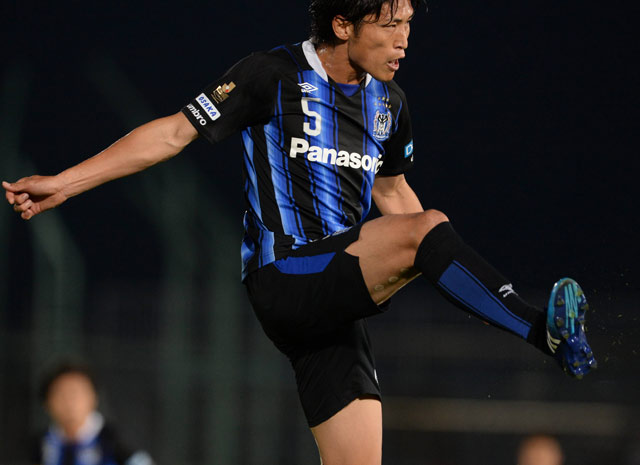 【明治安田Ｊ１ １ｓｔ 第10節 Ｇ大阪vs鹿島】日本代表入りを果たした丹羽（Ｇ大阪）が、激しいプレーで鹿島の攻撃を封じ込める（3/10）