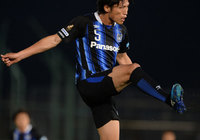 【明治安田Ｊ１ １ｓｔ 第10節 Ｇ大阪vs鹿島】日本代表入りを果たした丹羽（Ｇ大阪）が、激しいプレーで鹿島の攻撃を封じ込める（3/10）