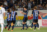 【明治安田Ｊ１ １ｓｔ 第10節 Ｇ大阪vs鹿島】先制ゴールを決めた今野を中心に歓喜の輪が生まれる（5/10）