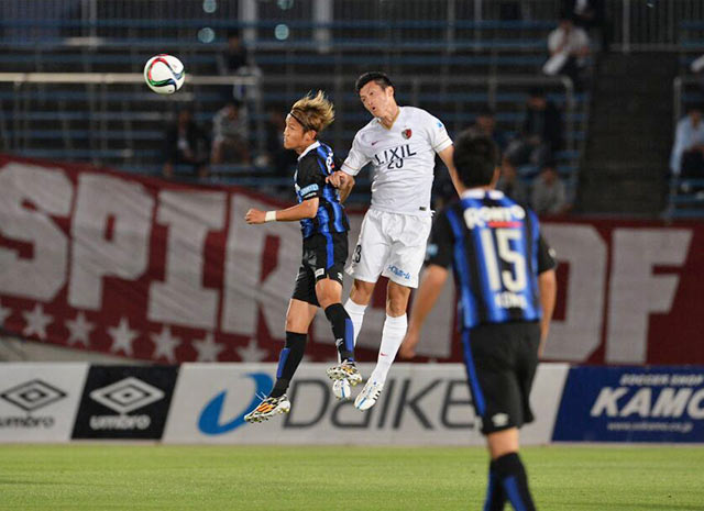 【明治安田Ｊ１ １ｓｔ 第10節 Ｇ大阪vs鹿島】空中戦を展開する宇佐美（Ｇ大阪）と植田（鹿島）（9/10）