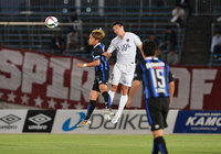 【明治安田Ｊ１ １ｓｔ 第10節 Ｇ大阪vs鹿島】空中戦を展開する宇佐美（Ｇ大阪）と植田（鹿島）（9/10）