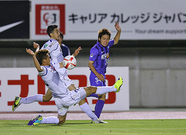 【ＹＮＣ 予選リーグ 第7節 広島vs甲府】鋭いクロスで先制点をアシストした高橋（広島）（2/5）