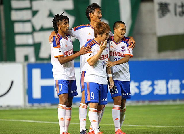 【ＹＮＣ 予選リーグ 第7節 松本vs新潟】試合を決める3点目を決めた指宿（新潟）（4/5）