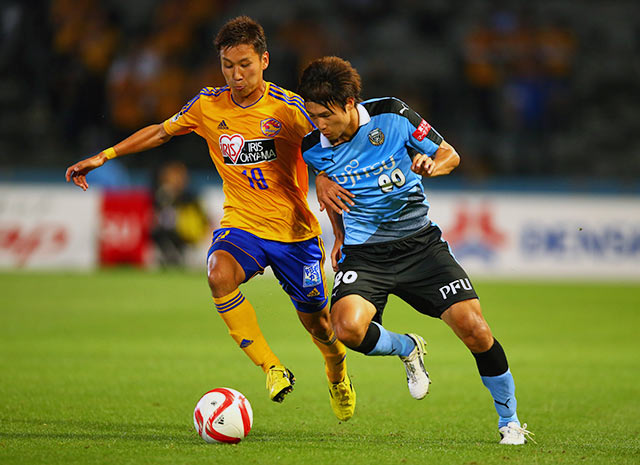 【ＹＮＣ 予選リーグ 第7節 川崎Ｆvs仙台】激しいボールの奪い合いを見せる杉浦（仙台）と車屋（川崎Ｆ）（5/5）