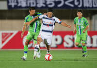 【ＹＮＣ 予選リーグ 第7節 湘南vsFC東京】坪井（湘南）のタイトなマークを受ける武藤（FC東京）（1/5）