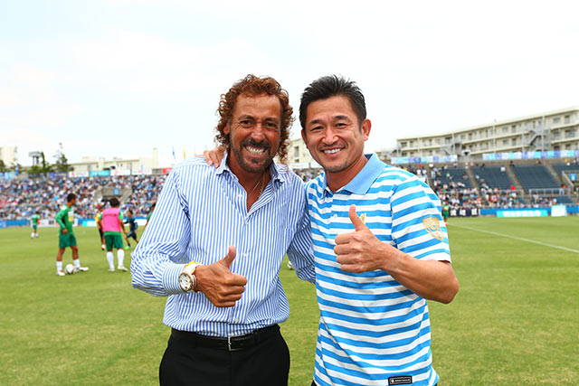 【明治安田Ｊ２ 第17節 横浜FCvs岐阜】試合前に旧交を温めるラモス監督（岐阜）と三浦知良（横浜FC）（4/4）