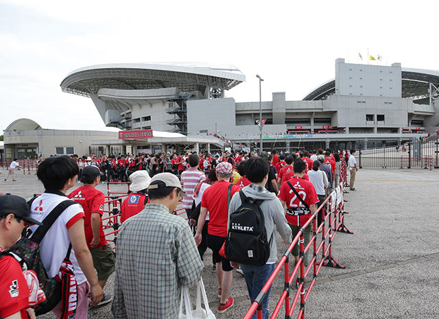 【明治安田Ｊ１ １ｓｔ 第15節 浦和vs清水】開場をいまや遅しと待つ浦和レッズのファン・サポーター（2/21）
