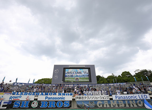 【明治安田Ｊ１ １ｓｔ 第15節 Ｇ大阪vs神戸】16:00キックオフに向けて準備を進めるガンバ大阪のファン・サポーター（2/11）