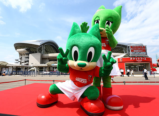 【明治安田Ｊ１ １ｓｔ 第15節 浦和vs清水】ポーズをとる浦和のマスコットのシャーレくんとディアラちゃん（4/21）