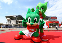 【明治安田Ｊ１ １ｓｔ 第15節 浦和vs清水】ポーズをとる浦和のマスコットのシャーレくんとディアラちゃん（4/21）