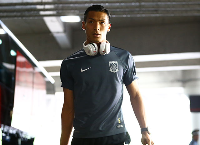 【明治安田Ｊ１ １ｓｔ 第15節 浦和vs清水】ヘッドフォンを首にかけスタジアム入りする槙野（浦和）（6/21）