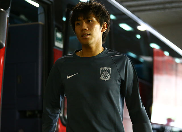 【明治安田Ｊ１ １ｓｔ 第15節 浦和vs清水】リラックスした表情でスタジアム入りする柏木（浦和）（7/21）