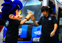 【明治安田Ｊ１ １ｓｔ 第15節 Ｇ大阪vs神戸】マスコットのガンバボーイとハイタッチをする遠藤（Ｇ大阪）（4/11）