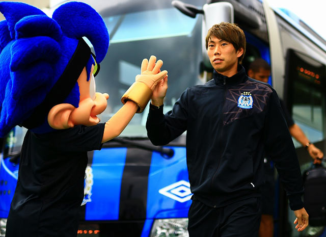 【明治安田Ｊ１ １ｓｔ 第15節 Ｇ大阪vs神戸】一戦に向け選手用バスから降りる東口（Ｇ大阪）（5/11）