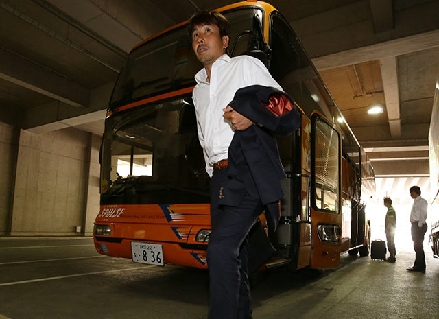 【明治安田Ｊ１ １ｓｔ 第15節 浦和vs清水】ジャケットを抱えながらスタジアム入りする大榎監督（清水）（8/21）