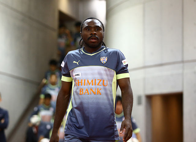 【明治安田Ｊ１ １ｓｔ 第15節 浦和vs清水】集中した表情でウォーミングアップへ向かうピーター・ウタカ（清水）（13/21）