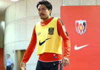 【明治安田Ｊ１ １ｓｔ 第15節 浦和vs清水】ビブスを着てウォーミングアップを行う興梠（浦和）（16/21）