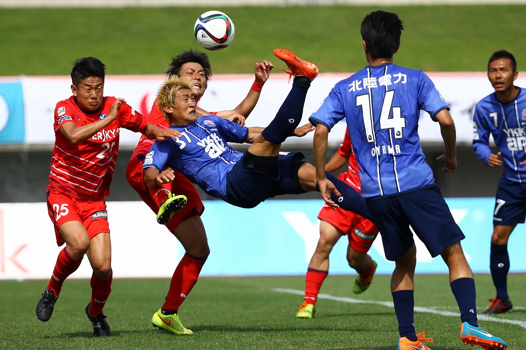 【明治安田Ｊ３ 第15節 富山vsYS横浜】同点ゴールを決めた北井（富山）がオーバヘッドシュートを放つ（2/2）