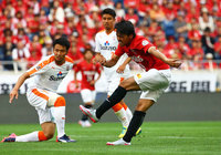 【明治安田Ｊ１ １ｓｔ 第15節 浦和vs清水】巧みな切り返しから先制点を蹴り込んだ興梠（浦和）（19/21）