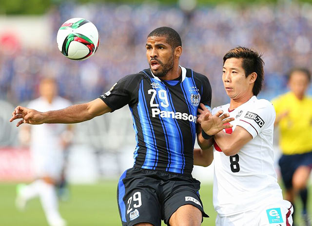 【明治安田Ｊ１ １ｓｔ 第15節 Ｇ大阪vs神戸】激しく競り合うパトリック（Ｇ大阪）と高橋祥（神戸）（7/11）