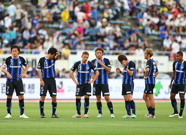 【明治安田Ｊ１ １ｓｔ 第15節 Ｇ大阪vs神戸】スコアレスドローに終わり、肩を落とすＧ大阪の選手たち（11/11）