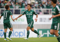 【明治安田Ｊ１ １ｓｔ 第15節 松本vsFC東京】オーバーヘッドで1点差に詰め寄るゴールを決めた大久保（松本）（5/5）