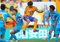 【明治安田Ｊ１ １ｓｔ 第15節 仙台vs鳥栖】ヘディングシュートでこの試合5点目のゴールを決めたキム（仙台）（4/5）